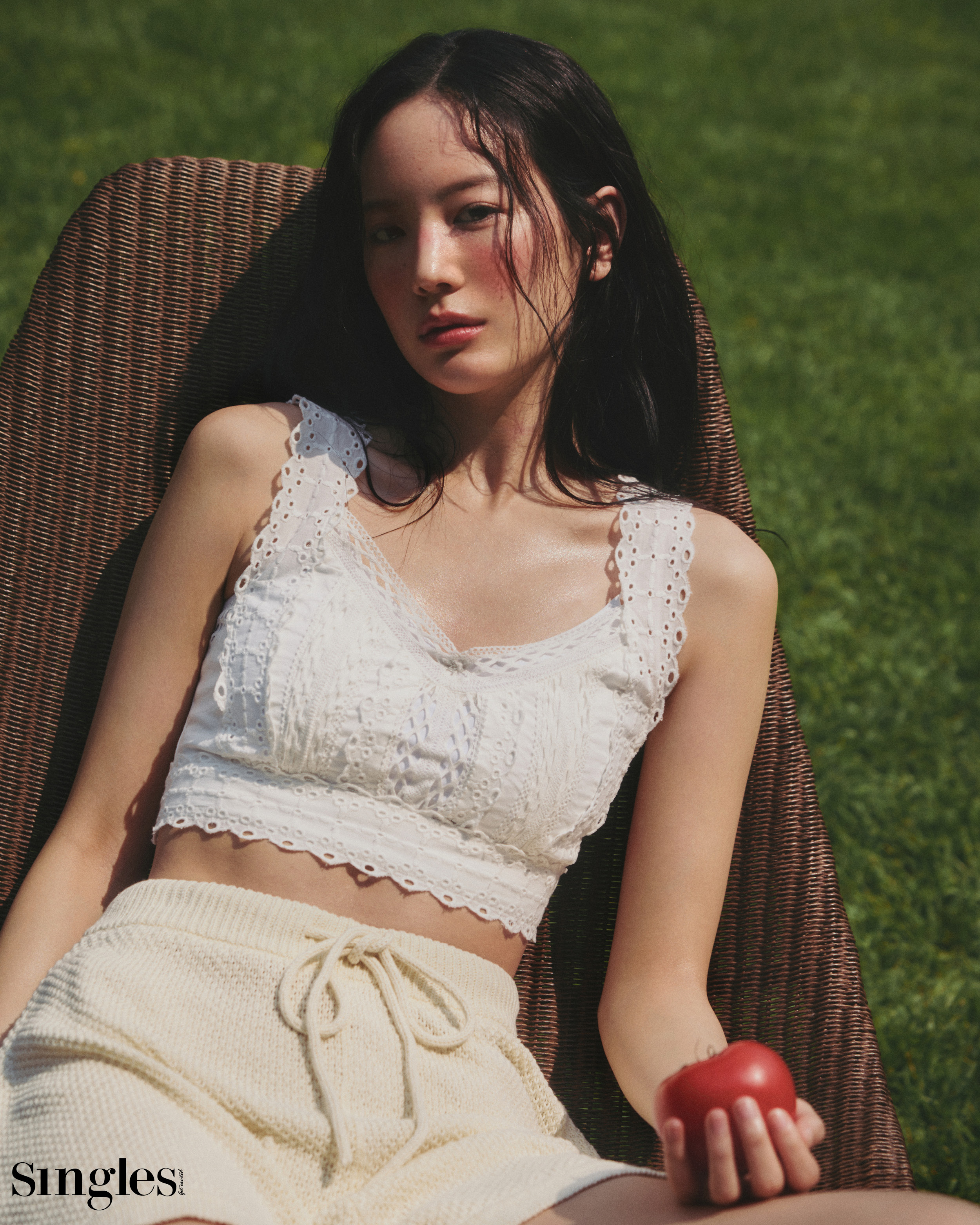 H&M의 화이트 크롭티와 비아 플레인의 니트 쇼츠를 입은 장규리의 싱글즈 7월 호 화보, 장규리 여름 화보, 장규리, 싱글즈, 장규리화보, 장규리 탑, 장규리 크롭탑, 장규리 니트, 플레이어2 장규리, 장규리 플레이어2, 장규리 싱긃즈 화보